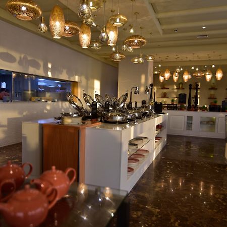 Grand Millennium Muscat Hotel Exterior foto The buffet at the lounge