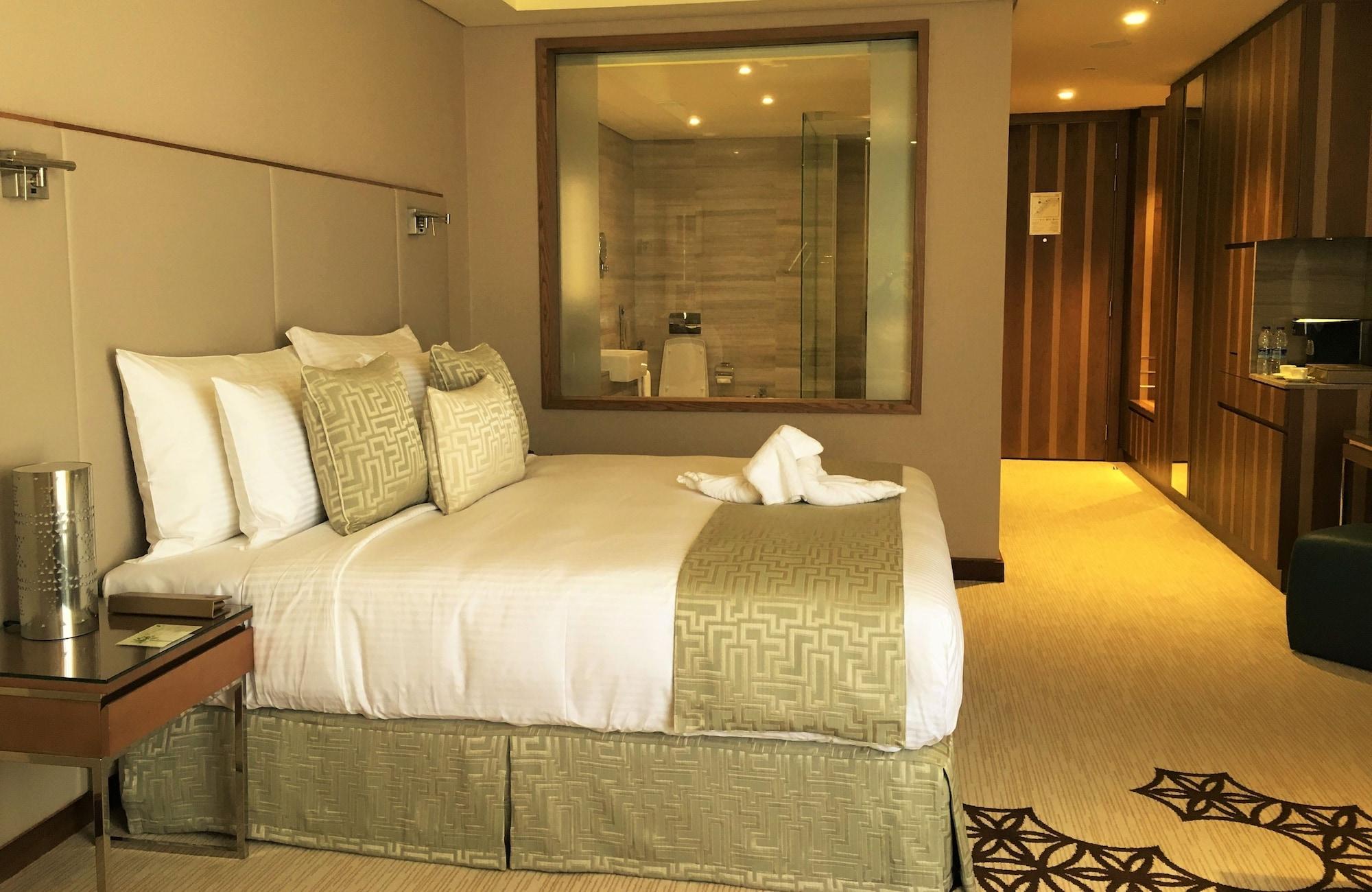 Grand Millennium Muscat Hotel Exterior foto A bedroom at the hotel
