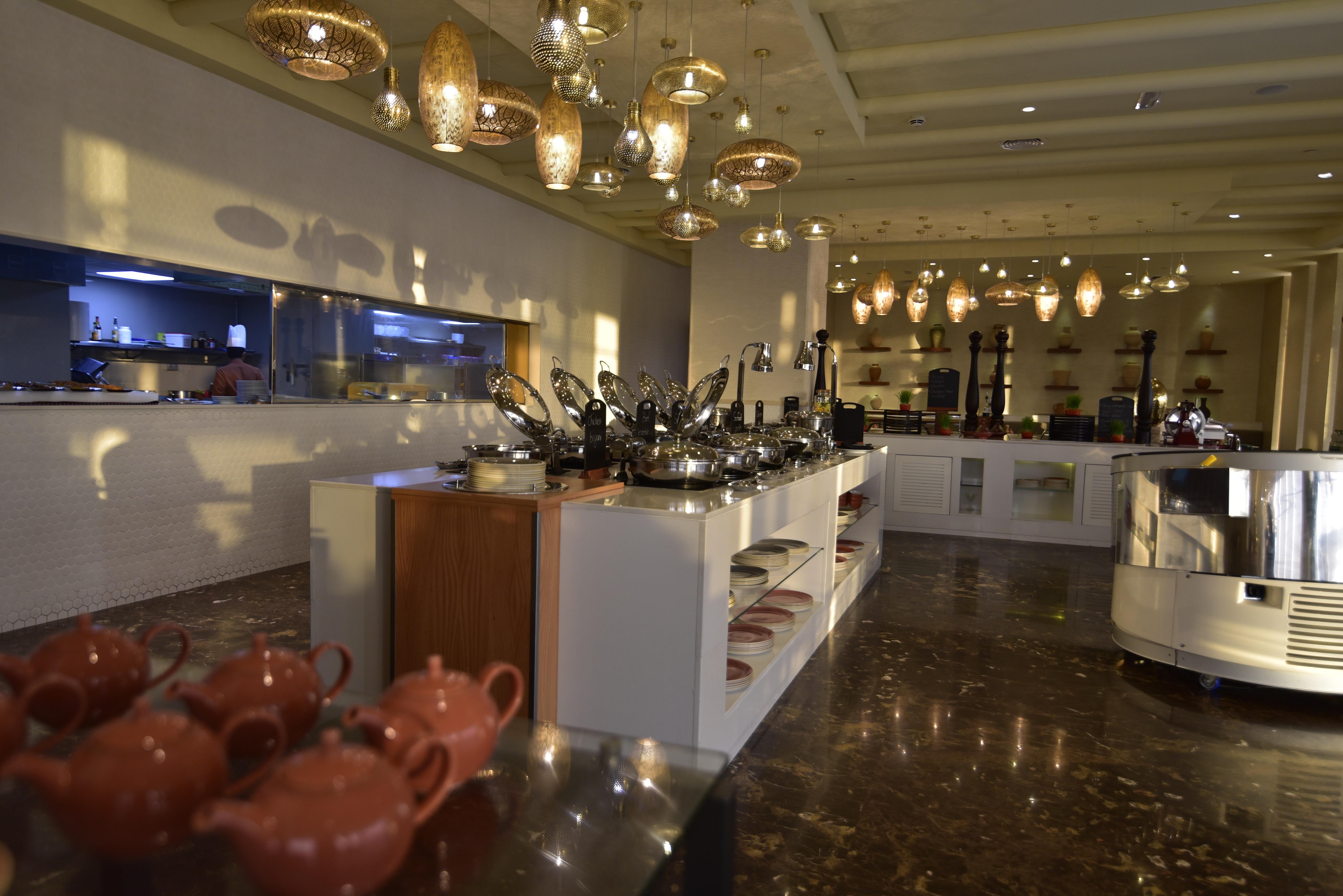 Grand Millennium Muscat Hotel Exterior foto The buffet at the lounge