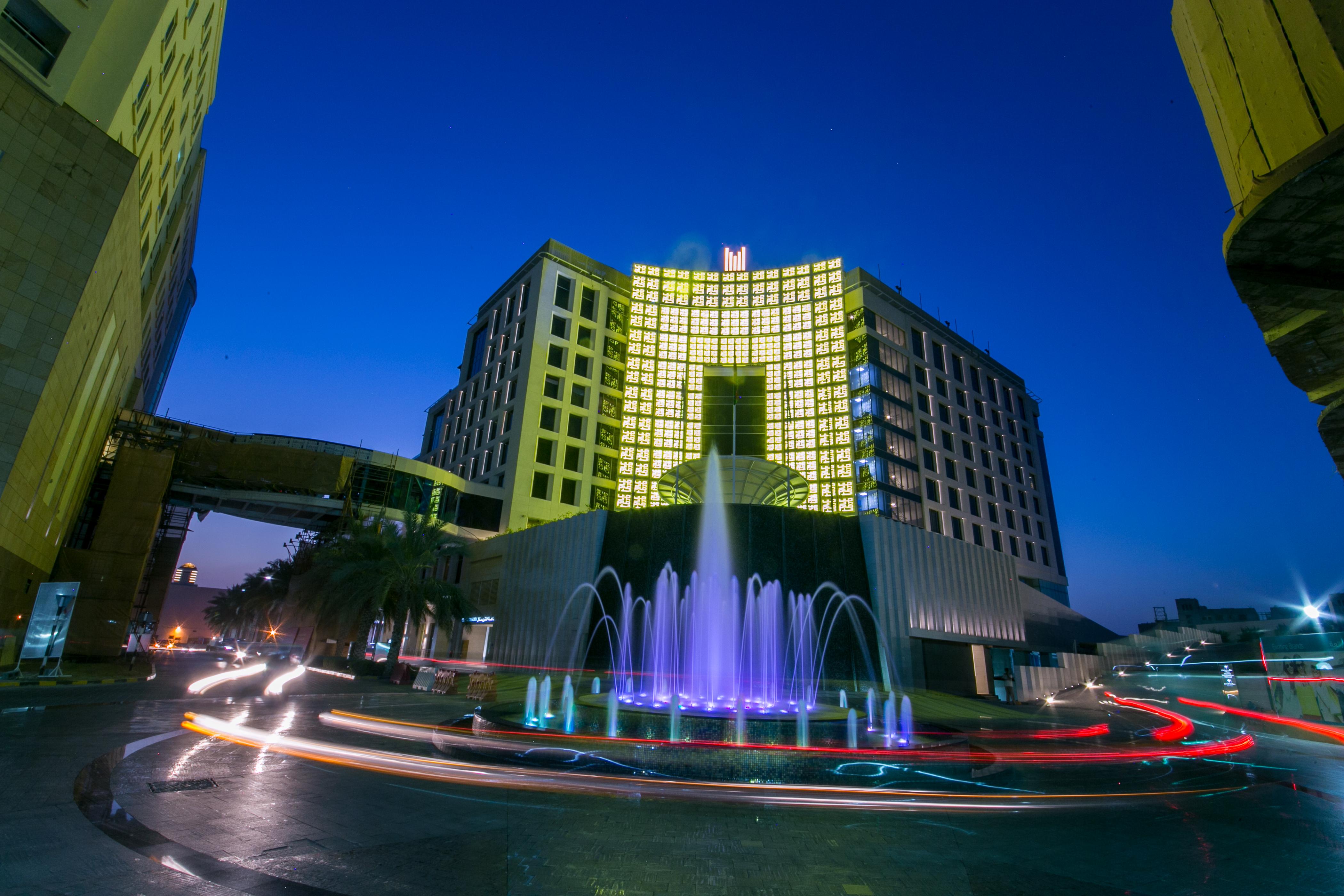 Grand Millennium Muscat Hotel Exterior foto The hotel at night