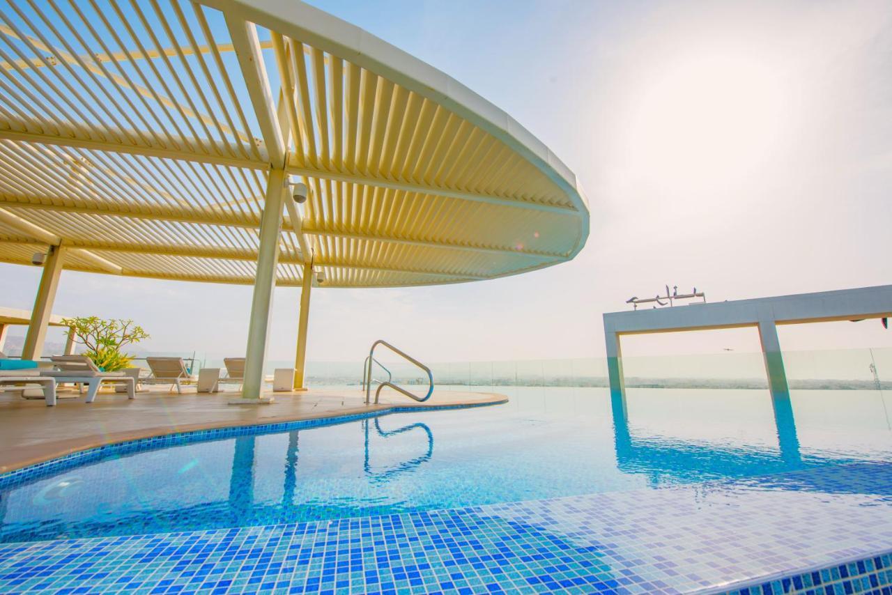 Grand Millennium Muscat Hotel Exterior foto The swimming pool at the top of the hotel