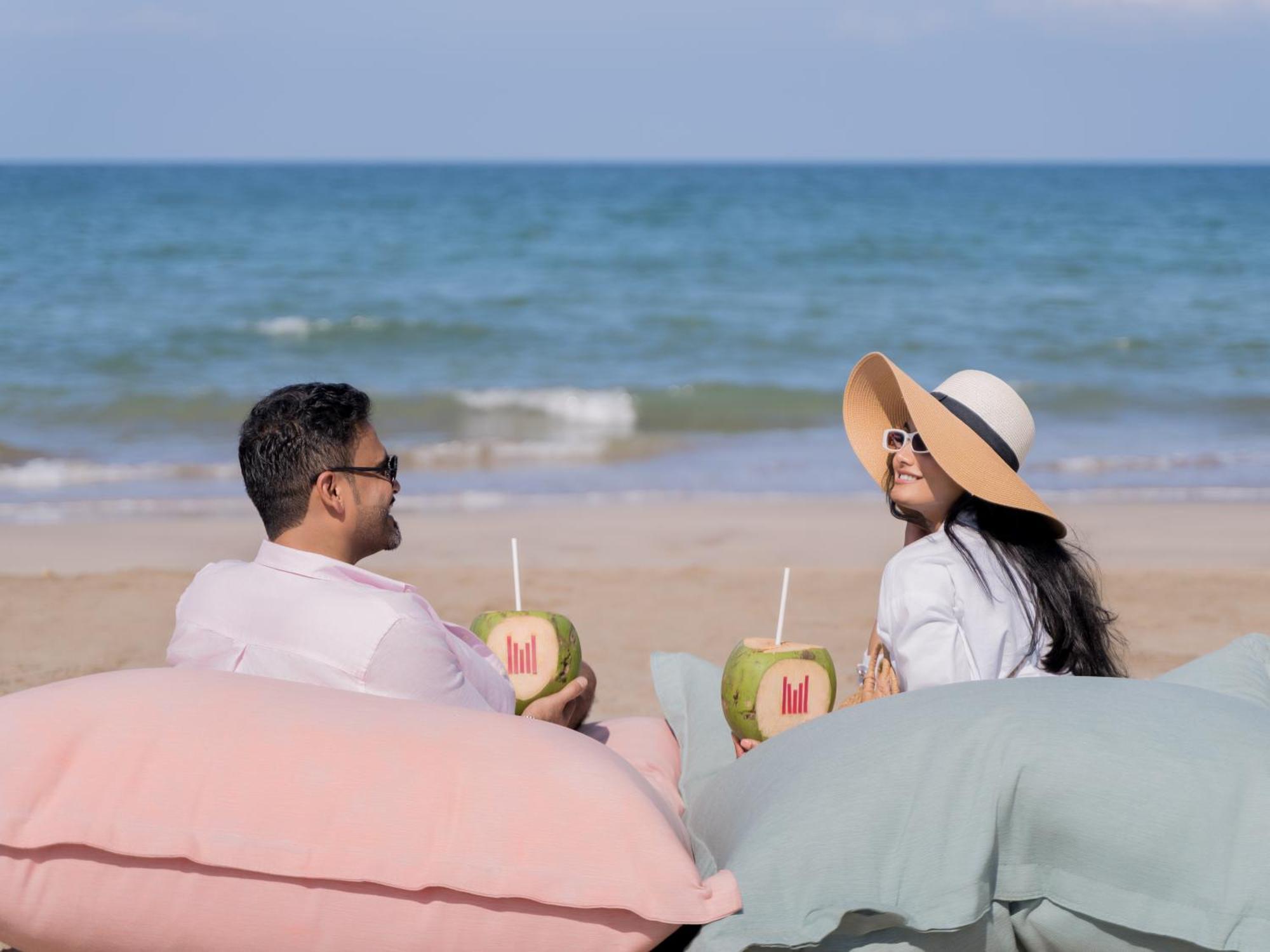 Grand Millennium Muscat Hotel Exterior foto A couple on a beach