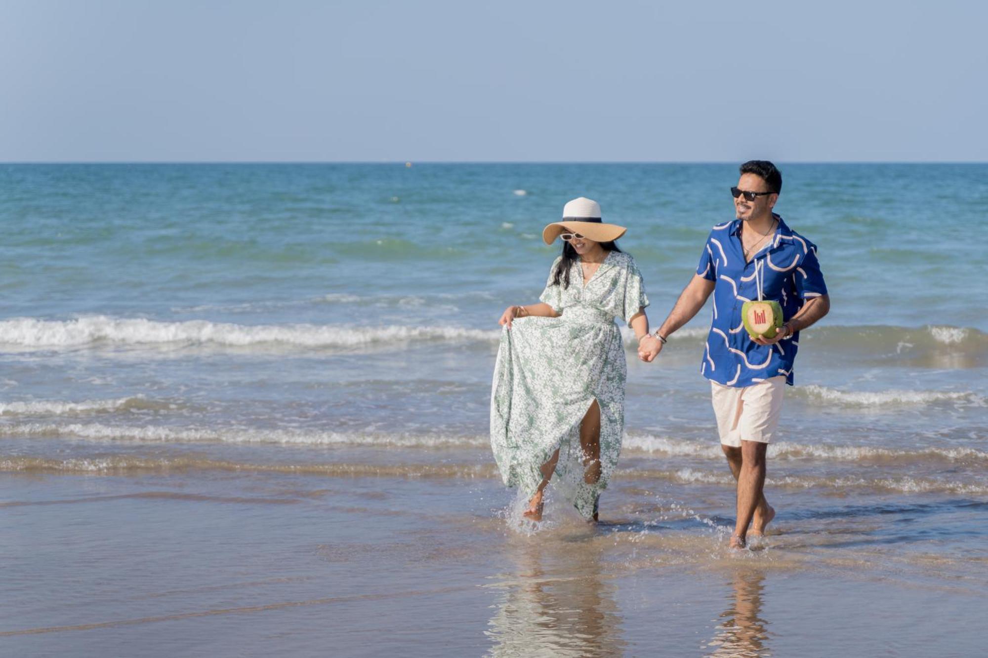 Grand Millennium Muscat Hotel Exterior foto Tourists on the beach