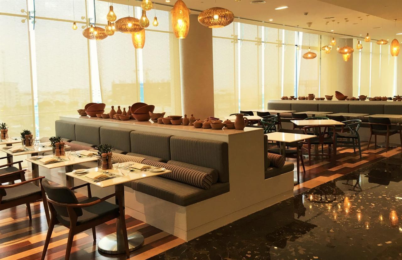 Grand Millennium Muscat Hotel Exterior foto The restaurant