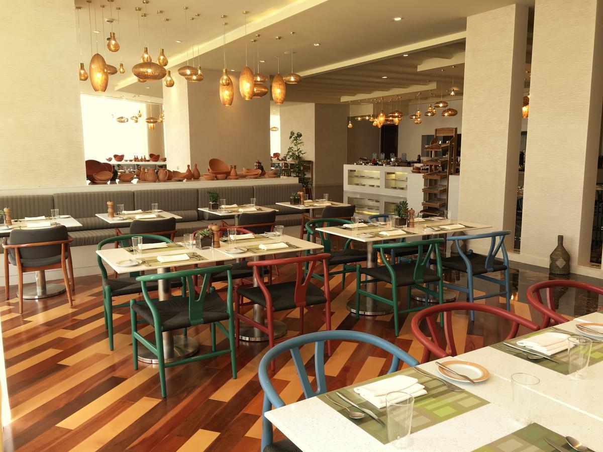 Grand Millennium Muscat Hotel Exterior foto Restaurant interior