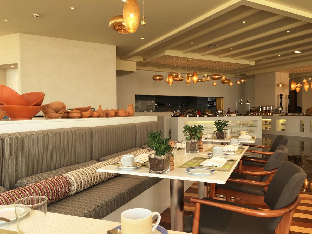 Grand Millennium Muscat Hotel Exterior foto The restaurant