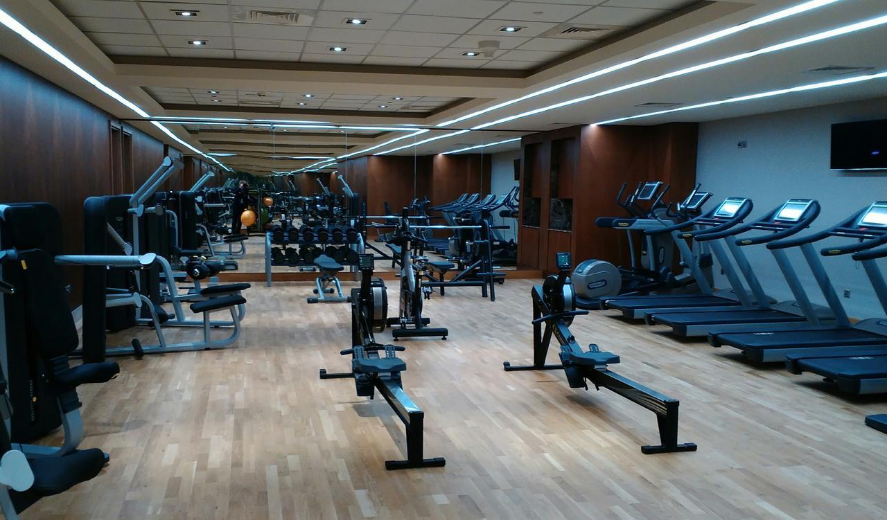 Grand Millennium Muscat Hotel Exterior foto A gym at a hotel