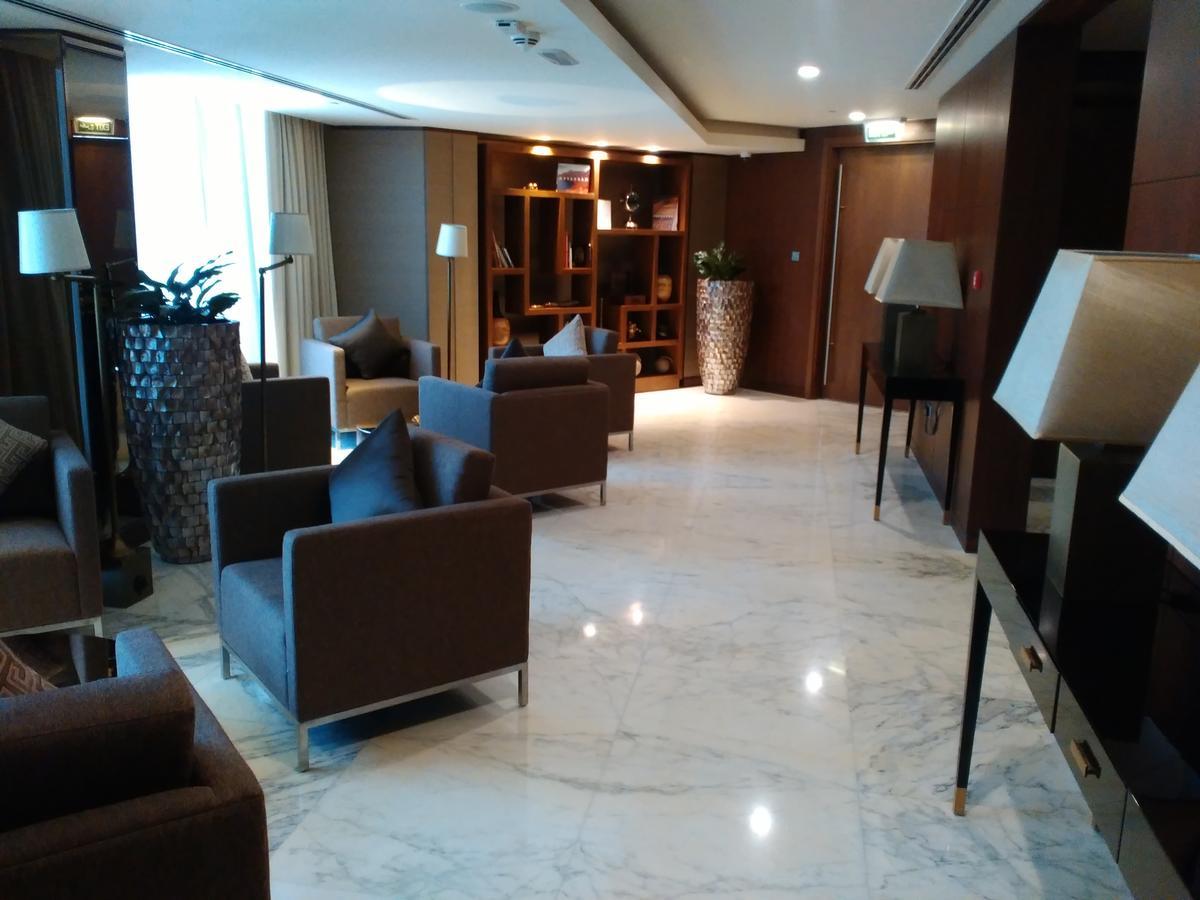 Grand Millennium Muscat Hotel Exterior foto The lounge at the airport