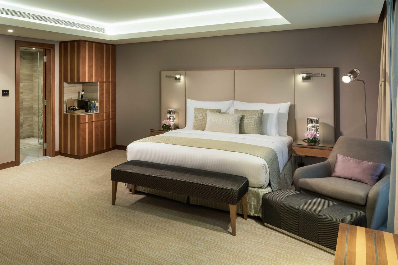 Grand Millennium Muscat Hotel Exterior foto A bedroom at the hotel