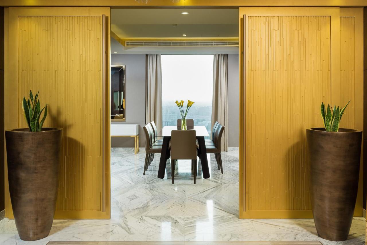 Grand Millennium Muscat Hotel Exterior foto A sliding door