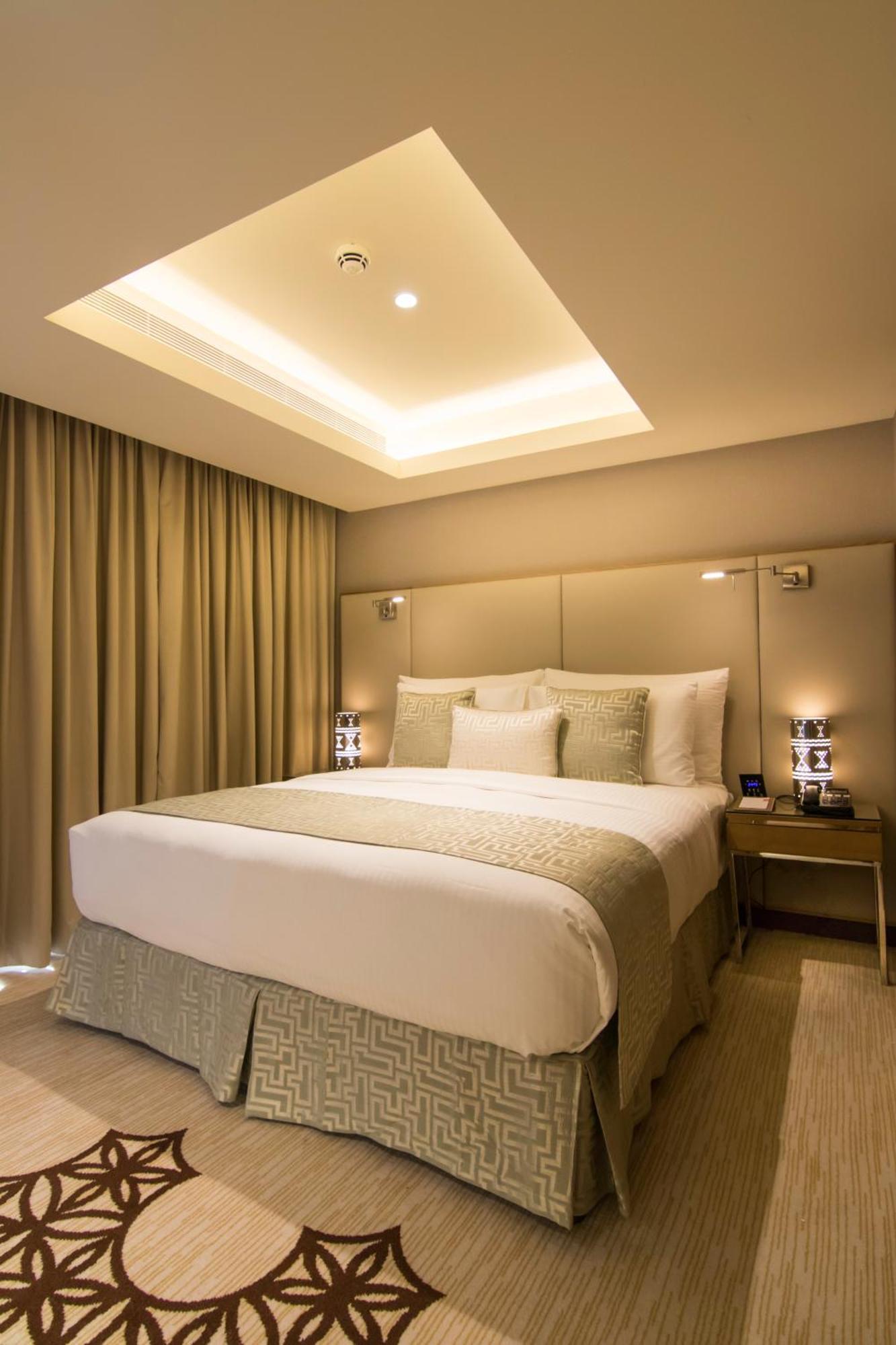 Grand Millennium Muscat Hotel Exterior foto A bedroom at the hotel