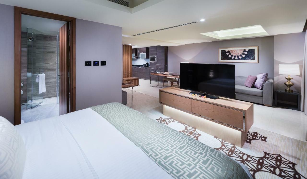 Grand Millennium Muscat Hotel Exterior foto A suite at the hotel